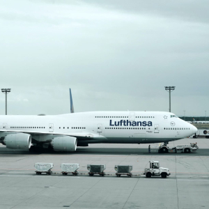 Green Flight Report: Lufthansa Group invests in SAF, Rolls-Royce sets world record with its all-electric plane Lufthansa airplane in an airport
